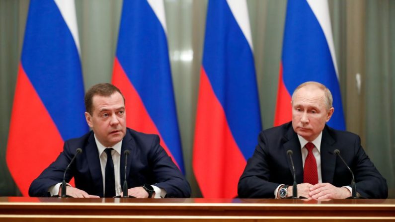 El líder ruso Vladimir Putin (d) y el primer ministro Dmitry Medvedev (i) se reúnen con miembros del gobierno en Moscú el 15 de enero de 2020. (DMITRY ASTAKHOV / SPUTNIK / AFP / Getty Images)