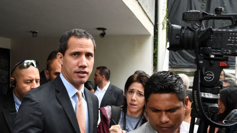 El presidente encargado de Venezuela Juan Guaido (i) abandona la sede del partido Acción Democrática (Acción Democrática) en Caracas el 15 de enero de 2020. (YURI CORTEZ / AFP / Getty Images)