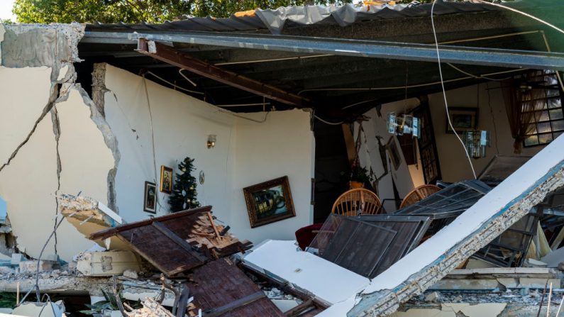 Se ve una casa dañada por un terremoto en Guánica, Puerto Rico, el 15 de enero de 2020, luego de que un poderoso terremoto azotara la isla. - La isla todavía se está recuperando del huracán María, que llegó a tierra hace más de dos años como una devastadora tormenta de categoría 4. A partir del 28 de diciembre de 2019, una ola de temblores ha barrido la isla, poniendo nerviosos a los residentes. El terremoto de 6.4 el 7 de enero de 2020 se produjo un día después de un terremoto de magnitud 5.8; fue seguido por grandes réplicas y un terremoto de magnitud 5,9 el 15 de enero de 2020 (RICARDO ARDUENGO / AFP a través de Getty Images)