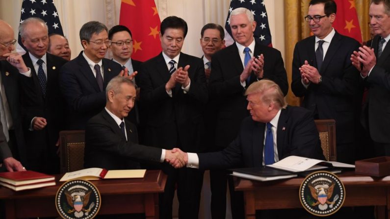El presidente de Estados Unidos, Donald Trump, y el viceprimer ministro de China, Liu He (izquierda), se dan la mano al firmar la "fase uno" del acuerdo comercial durante una ceremonia en el Salón Este de la Casa Blanca en Washington, DC, el 15 de enero de 2020. (SAUL LOEB/AFP vía Getty Images)
