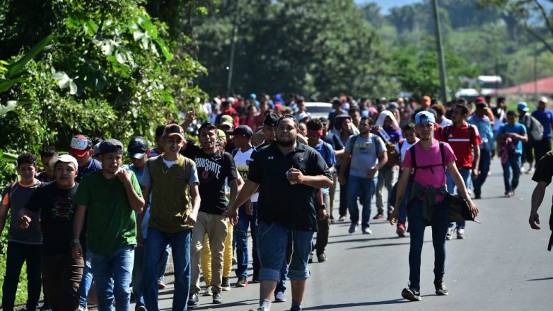 Migrantes hondureños caminan a Puerto Barrios, en el departamento de Izabal, Guatemala, después de romper una valla policial en el cruce fronterizo entre Corinto, Honduras y Guatemala, el 15 de enero de 2020. (ORLANDO SIERRA / AFP vía Getty Images)
