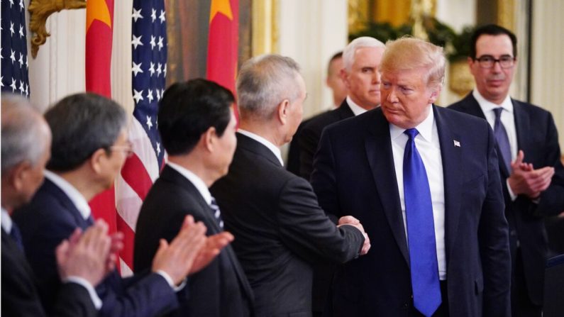 El presidente de EE.UU., Donald Trump (R), y el viceprimer ministro de China, Liu He, el principal negociador comercial del país, se dan la mano antes de firmar un acuerdo comercial entre EE.UU. y China durante una ceremonia en el Salón Este de la Casa Blanca en Washington, DC, el 15 de enero de 2020. (Mandel Ngan/AFP vía Getty Images)