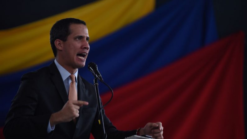 El líder de la oposición y reelegido presidente de la Asamblea Nacional por la mayoría de los legisladores anti-Maduro, Juan Guaido, habla durante una sesión convocada por los legisladores de la oposición en Anfiteatro El Hatillo el 15 de enero de 2020 en Caracas, Venezuela. (Foto de Carolina Cabral / Getty Images)