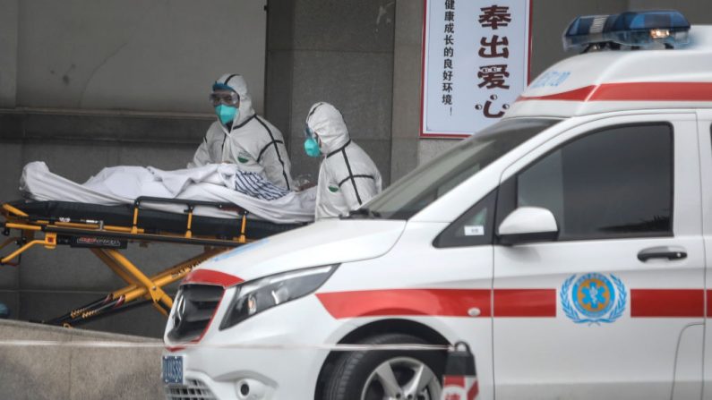 El personal médico transfiere a los pacientes al hospital Jin Yintan el 17 de enero de 2020 en Wuhan, Hubei, China. Las autoridades locales han confirmado que una segunda persona en la ciudad ha muerto por un virus similar a la neumonía desde que el brote comenzó en diciembre. (Getty Images)