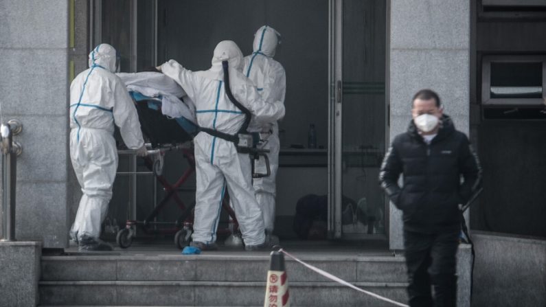 Personal médico lleva a un paciente al hospital de Jinyintan, donde los infectados por un misterioso virus similar al SARS están siendo tratados, en Wuhan, en la provincia central de Hubei en China el 18 de enero de 2020. (STR/AFP via Getty Images)