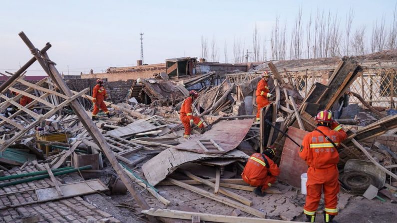 Los equipos de rescate trabajan después de un terremoto en Kashgar, en la región noroeste de Xinjiang de China, el 20 de enero de 2020. (STR / AFP / Getty Images)