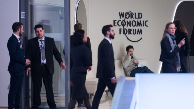 Miembros del personal en el centro de congresos vistos antes de la reunión anual del Foro Económico Mundial el 20 de enero de 2020 en Davos. (FABRICE COFFRINI / AFP a través de Getty Images)