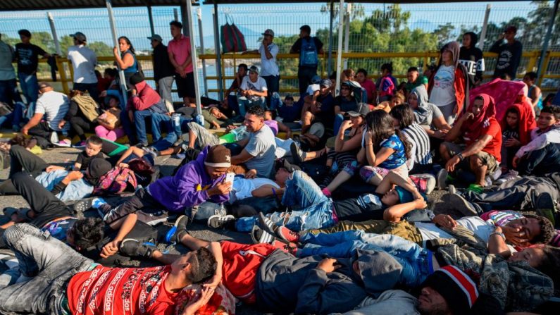 Los migrantes centroamericanos, en su mayoría hondureños, que viajan en caravana a los EE. UU., permanecen en el puente internacional que conecta Tecun Uman, Guatemala, con Ciudad Hidalgo, México, el 20 de enero de 2020. (ORDONEZ / AFP) (Foto de JOHAN ORDONEZ / AFP / Getty Images)