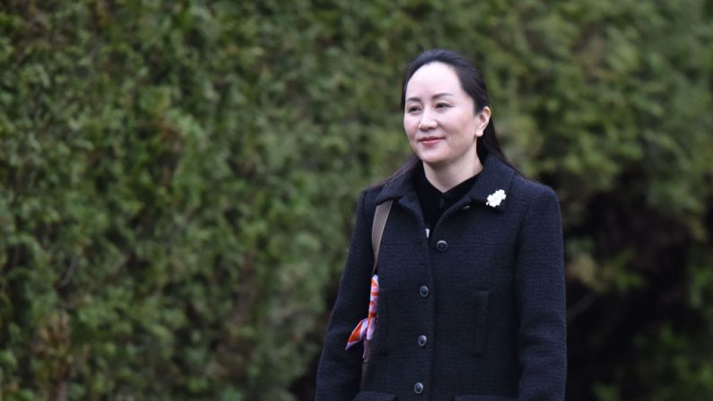 La directora financiera de Huawei, Meng Wanzhou, sale de su hogar en Vancouver para comenzar su audiencia de extradición en la Corte Suprema de Columbia Británica, el 20 de enero de 2020 en Vancouver, Colombia Británica (Canadá). (DON MACKINNON / AFP / Getty Images)