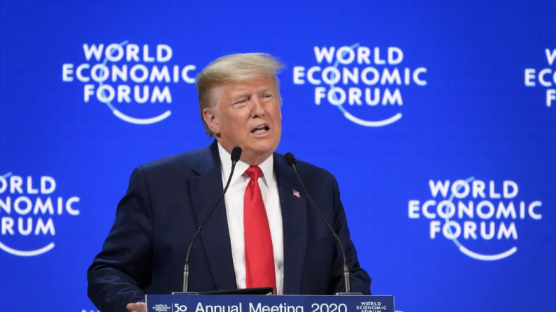 El presidente estadounidense Donald Trump pronuncia un discurso en el centro del Congreso durante la reunión anual del Foro Económico Mundial (FEM) en Davos, el 21 de enero de 2020. (FABRICE COFFRINI/AFP vía Getty Images)