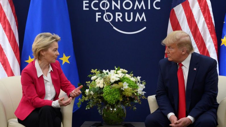 El presidente de Estados Unidos, Donald Trump, habla con la presidenta de la Comisión Europea, Ursula von der Leyen, antes de que se reúnan en el Foro Económico Mundial de Davos, el 21 de enero de 2020. (JIM WATSON/AFP vía Getty Images)