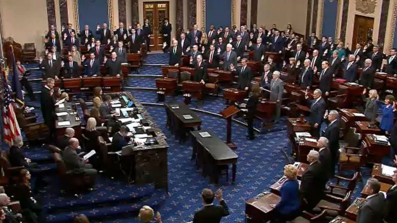 El presidente de la Corte Suprema de Justicia, John Roberts (Izq), administra la juramentación ante los senadores de Estados Unidos durante los procedimientos del impeachment el 16 de enero de 2020 en Washington DC. (Senate Television a través de Getty Images) 