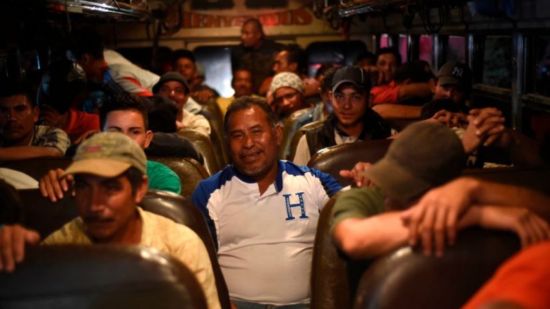 Migrantes hondureños abordan un autobús para regresar voluntariamente a su país después de permanecer varios días en Tecun Uman, Guatemala, en la frontera entre Guatemala y México, el 21 de enero de 2020. (Johan Ordonez/AFP/Getty Images)