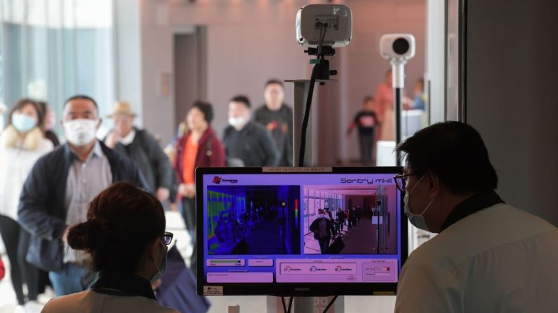 Los oficiales de salud examinan a los pasajeros que llegan de China con escáneres térmicos en el aeropuerto internacional de Changi en Singapur el 22 de enero de 2020. (ROSLAN RAHMAN / AFP / Getty Images)