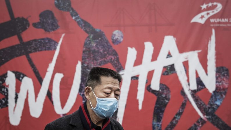 Un hombre usa una máscara mientras caminaba por la calle en Wuhan, China, el 22 de enero de 2020. (Getty Images)