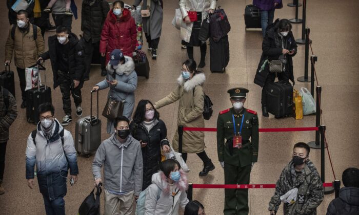 Un oficial de policía chino usa una máscara en una estación de ferrocarril de Beijing el 23 de enero de 2020. (Kevin Frayer/Getty Images) 