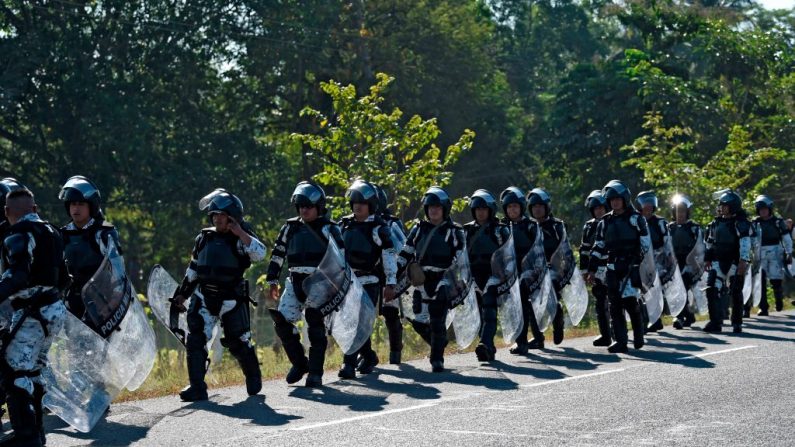 La policía militar camina por una carretera desde Ciudad Hidalgo hasta Tapachula, estado de Chiapas, México, el 23 de enero de 2020. (Alfredo Estrella/AFP vía Getty Images)