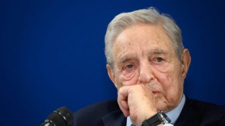 Soros le hace un favor (temporal) a Zuckerberg atacando a Facebook