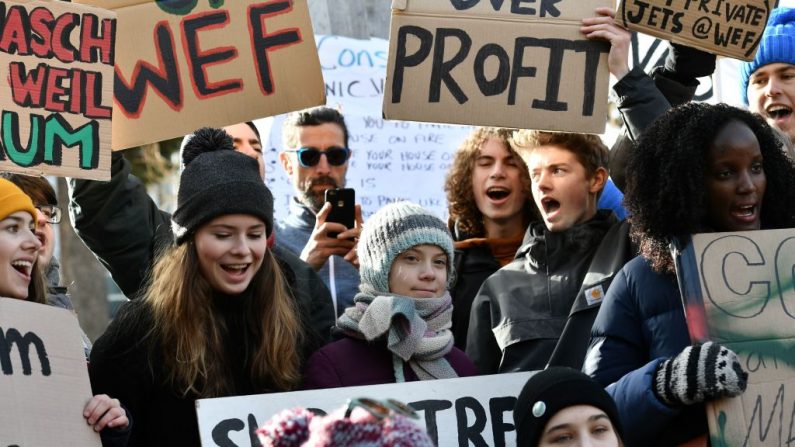 La activista climática sueca Greta Thunberg (en el centro) marcha durante una manifestación juvenil "Viernes para el futuro" en una calle de Davos al margen de la reunión anual del Foro Económico Mundial, el 24 de enero de 2020. (FABRICE COFFRINI / AFP a través de Getty Images)
