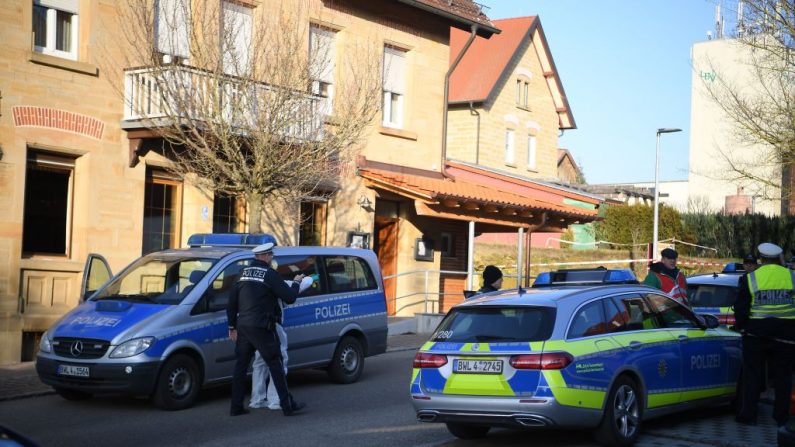 La policía alemana es vista afuera de una casa donde un tirador lanzó un asalto el 24 de enero de 2020 en la ciudad de Rot am See, en el suroeste de Alemania. Seis personas murieron y dos resultaron gravemente heridas en el tiroteo, dijo la policía. (SEBASTIAN GOLLNOW / DPA / AFP a través de Getty Images)