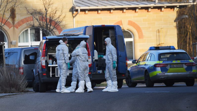 Expertos forenses de la policía se encuentran cerca del sitio donde un hombre armado mató a seis personas e hirió gravemente a otras dos el 24 de enero de 2020 en la ciudad de Rot am See, en el suroeste de Alemania. (MARIJAN MURAT / DPA / AFP a través de Getty Images)