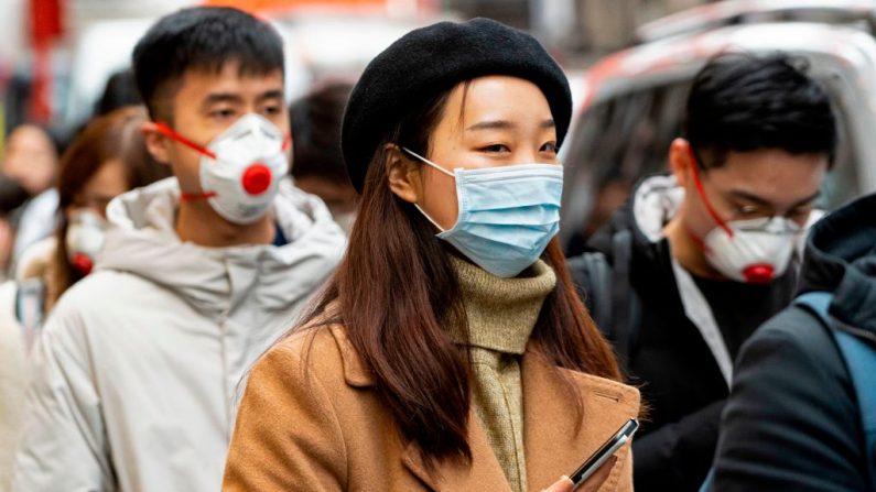 Los peatones usan máscaras quirúrgicas en China Town de Londres (Reino Unido) el 25 de enero de 2020. (NIKLAS HALLE'N / AFP / Getty Images)