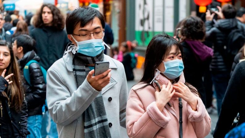 Los peatones con máscaras quirúrgicas en la China Town de Londres el 25 de enero de 2020. (NIKLAS HALLE'N / AFP / Getty Images)