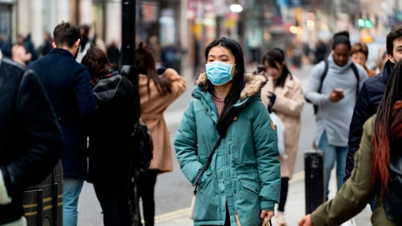 Una peatón usa una máscara quirúrgica mientras camina por la Oxford Street de Londres (Inglaterra) el 25 de enero de 2020. (NIKLAS HALLE'N / AFP / Getty Images)