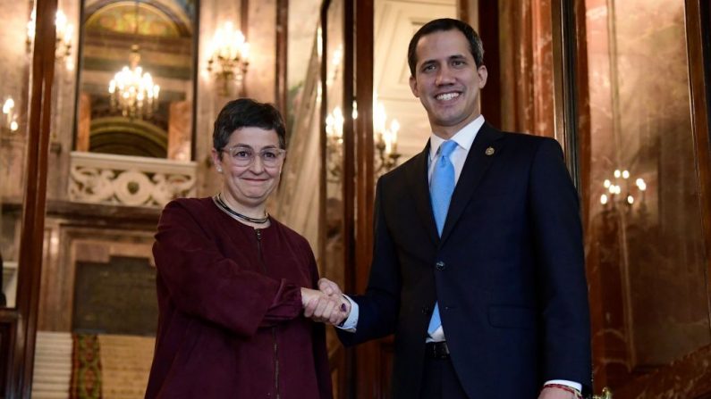 
La ministra de Asuntos Exteriores de España, Arancha González Laya (i), se reúne con el presidente encargado venezolano Juan Guaidó (d) en Madrid (España) el 25 de enero de 2020. (JAVIER SORIANO / AFP / Getty Images)
