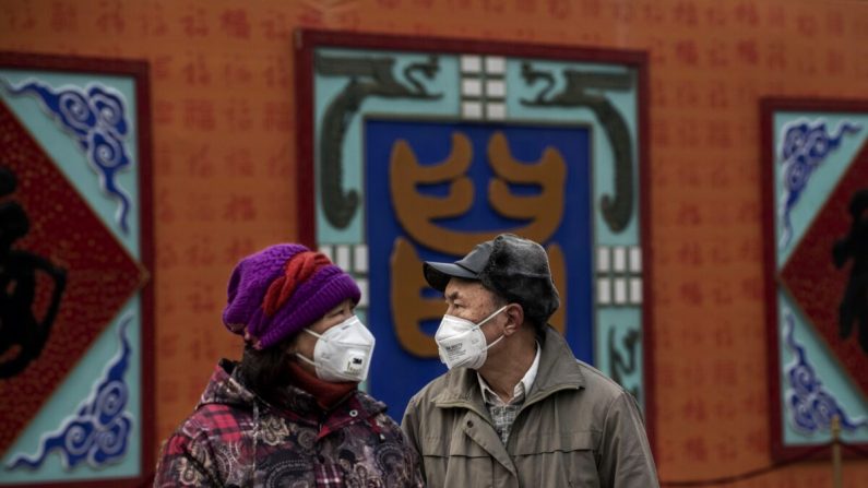 Una pareja de chinos usa máscaras protectoras durante las vacaciones del Año Nuevo Chino en Beijing, China, el 26 de enero de 2020. (Kevin Frayer / Getty Images)