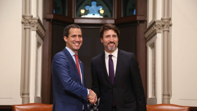 El primer ministro de Canadá, Justin Trudeau (d), se da la mano con el líder de la oposición de Venezuela, Juan Guaidó, antes de una reunión el 27 de enero de 2020 en Ottawa, Canadá. (DAVE CHAN / AFP / Getty Images)