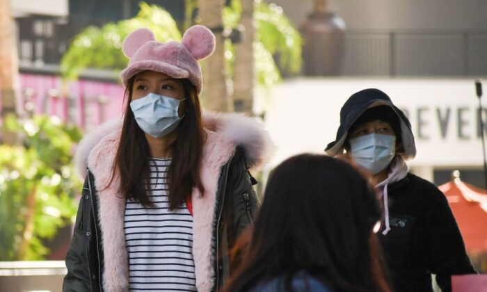 Visitantes del centro comercial de Hollywood y Highland en Hollywood usan máscaras faciales el 27 de enero de 2020. (Robyn Beck/AFP vía Getty Images)