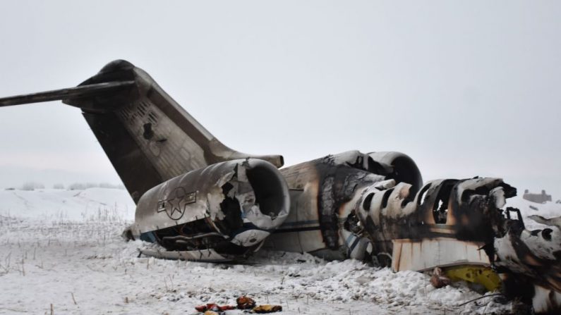 En esta fotografía tomada el 27 de enero de 2020 se ven los restos de un avión bombardero estadounidense E-11A después de que se estrellara en el territorio montañoso del distrito de Deh Yak en la provincia de Ghazni (Afganistán). (Foto de STR/AFP vía Getty Images)