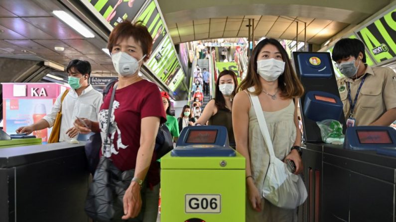 Las personas usan mascarillas protectoras en la estación de trenes de cercanías de la ciudad en Bangkok (Tailandia) el 28 de enero de 2020. (ROMEO GACAD / AFP / Getty Images)