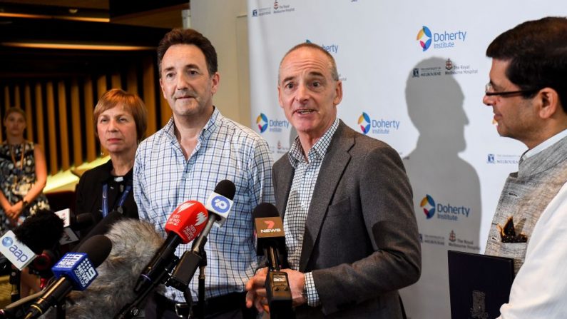 El Dr. Mike Catton (centro Izq.) y el Dr. Julian Druce (centro Der.) hablan durante una conferencia de prensa en el Instituto Doherty en Melbourne el 29 de enero de 2020. (WILLIAM WEST/AFP a través de Getty Images)