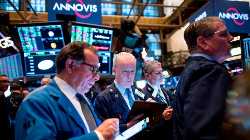 Los comerciantes trabajan después de la campana de apertura en la Bolsa de Nueva York (NYSE) el 29 de enero de 2020 en la ciudad de Nueva York. (JOHANNES EISELE / AFP / Getty Images)