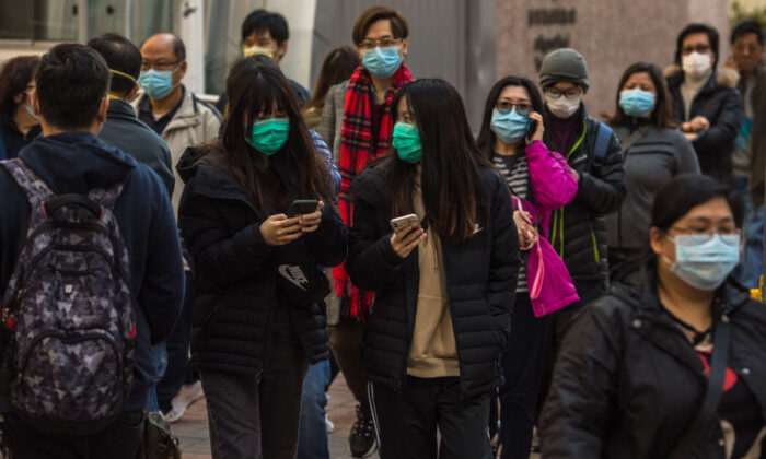 Peatones con máscaras caminan por una calle de Hong Kong el 30 de enero de 2020. (Dale De La Rey/AFP vía Getty Images)