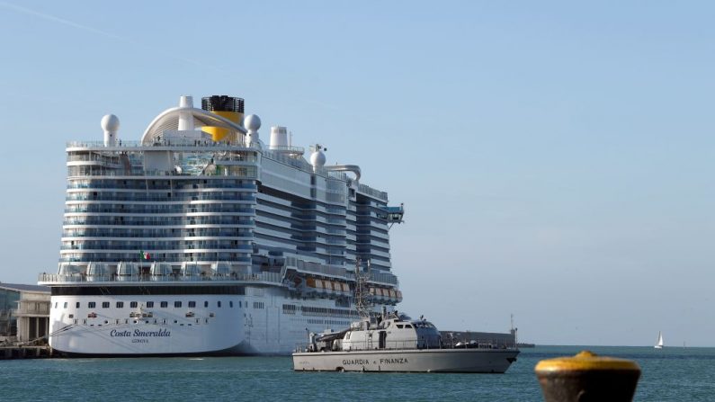 Crucero Costa Smeralda atracó en el puerto de Civitavecchia a 70 km al norte de Roma el 30 de enero de 2020. (FILIPPO MONTEFORTE / AFP / Getty Images)