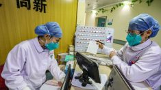 Funcionarios chinos reciben tratamiento preventivo, ciudadanos comunes son rechazados por hospitales