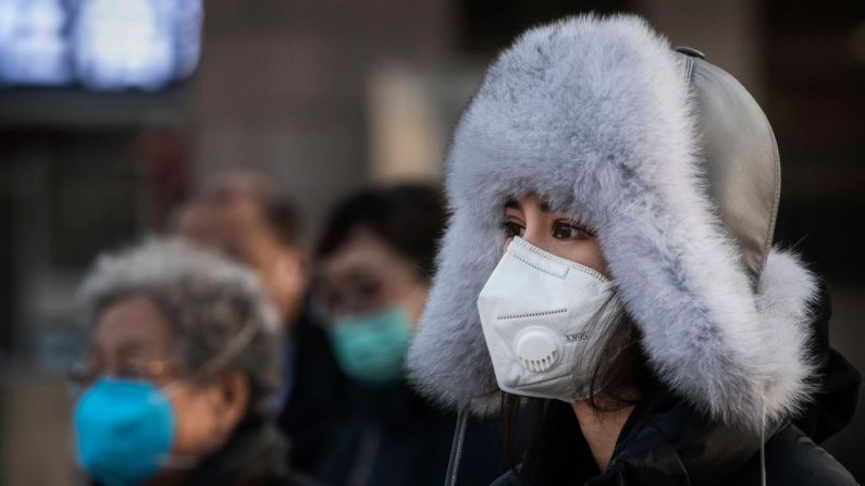 Una mujer usa una máscara protectora después de bajarse de un tren el 31 de enero de 2020 en Beijing, China. (Kevin Frayer / Getty Images)