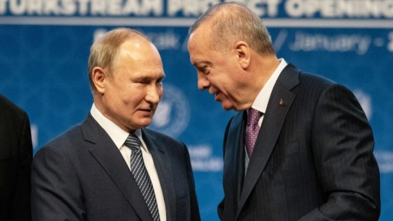 El presidente turco Recep Tayyip Erdogan y el presidente ruso Vladimir Putin asisten a la ceremonia de apertura del proyecto de gasoducto Turkstream el 8 de enero de 2020 en Estambul, Turquía. (Foto de Burak Kara/Getty Images)