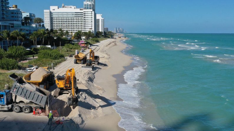 Una vista aérea desde un avión teledirigido muestra como el trabajo de construcción del Cuerpo de Ingenieros del Ejército de Estados Unidos distribuye arena a lo largo de la playa el 14 de enero de 2020 en Miami Beach, Florida. (Joe Raedle/Getty Images)
