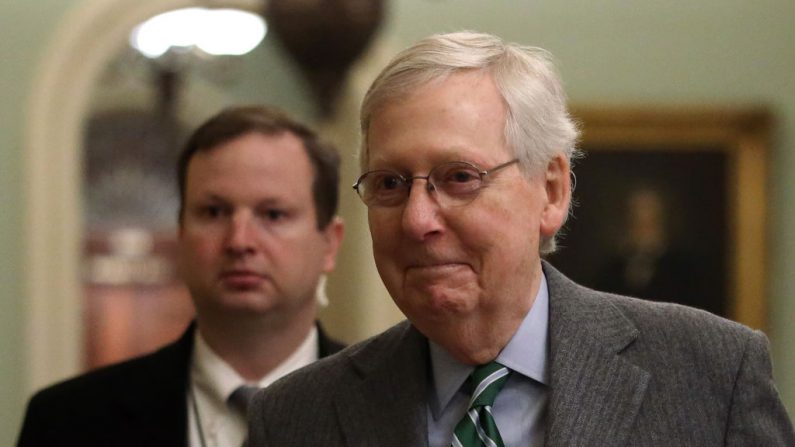 El líder de la mayoría del Senado de los EE. UU., el senador Mitch McConnell (R-Ky.), llega al Capitolio de EE. UU. el 16 de enero de 2020 en Washington, DC. El Senado inició los procedimientos de impeachment previos al juicio. (Foto de Alex Wong / Getty Images)