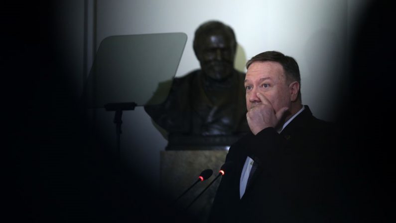 El secretario de Estado de EE.UU. Mike Pompeo se dirige a una reunión protocolaria del Consejo Permanente de la Organización de Estados Americanos el 17 de enero de 2020 en Washington, DC. (Foto de Chip Somodevilla/Getty Images)