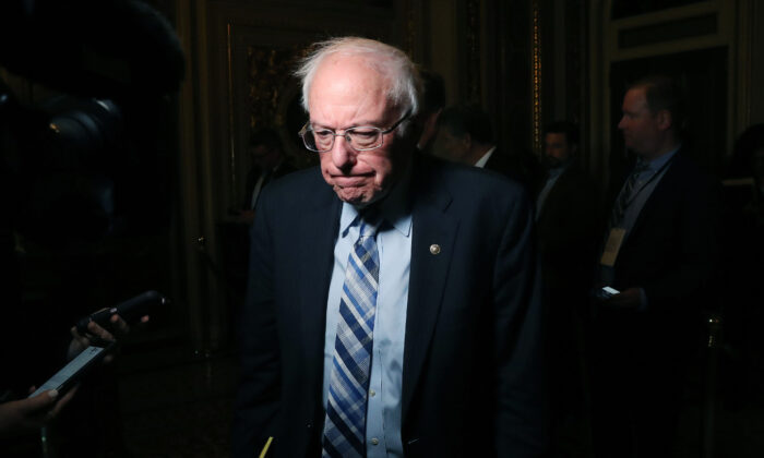 El senador Bernie Sanders (Independiente de Vermont.) se dirige para hablar con los periodistas en el Capitolio de EE.UU. en Washington, el 21 de enero de 2020. (Mark Wilson/Getty Images)