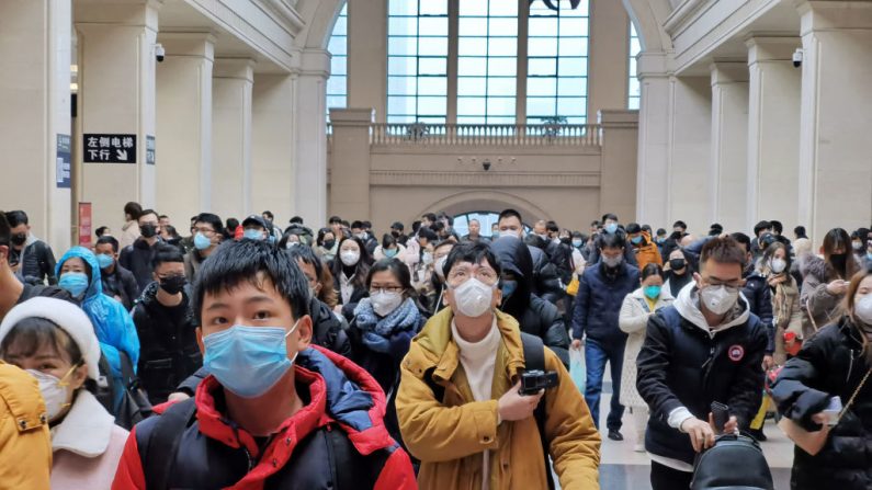 La gente usa máscaras faciales mientras esperan en la estación de tren de Hankou el 22 de enero de 2020 en Wuhan, China. Un nuevo coronavirus infeccioso conocido como "2019-nCoV" fue descubierto en Wuhan la semana pasada. Los funcionarios de salud intensificaron los esfuerzos para contener la propagación de la enfermedad (Xiaolu Chu/Getty Images)