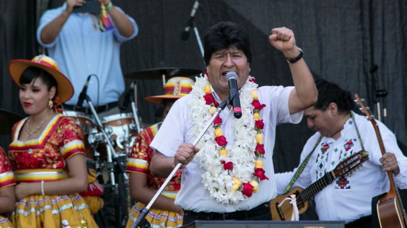 El expresidente de Bolivia Evo Morales habla durante un evento para celebrar el 14 aniversario de la República Plurinacional de Bolivia en el estadio Nueva España el 22 de enero de 2020 en Buenos Aires, Argentina. (Ricardo Ceppi / Getty Images)