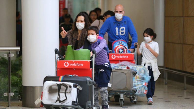 Los pasajeros llegan al Aeropuerto Internacional de Sydney el 23 de enero de 2020 en Sydney, Australia. El vuelo de Wuhan salió de la ciudad china antes de que los funcionarios cerraran temporalmente el transporte de la ciudad. (Don Arnold/Getty Images)