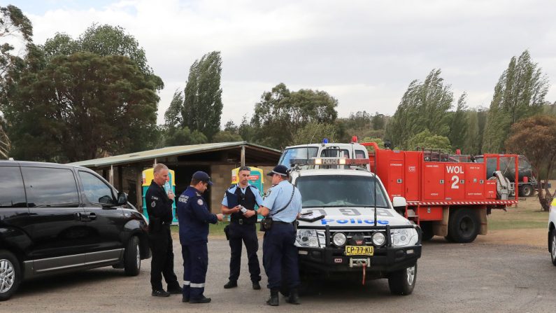 La policía y los bomberos rurales se ven en Numeralla cerca de la escena de un avión cisterna estrellado el 23 de enero de 2020 en Cooma, Australia. Tres bomberos estadounidenses murieron después de que su avión cisterna C-130 se estrellara mientras luchaba contra un incendio forestal cerca de Cooma en el sur de Nueva Gales del Sur esta tarde. (Mark Evans / Getty Images)