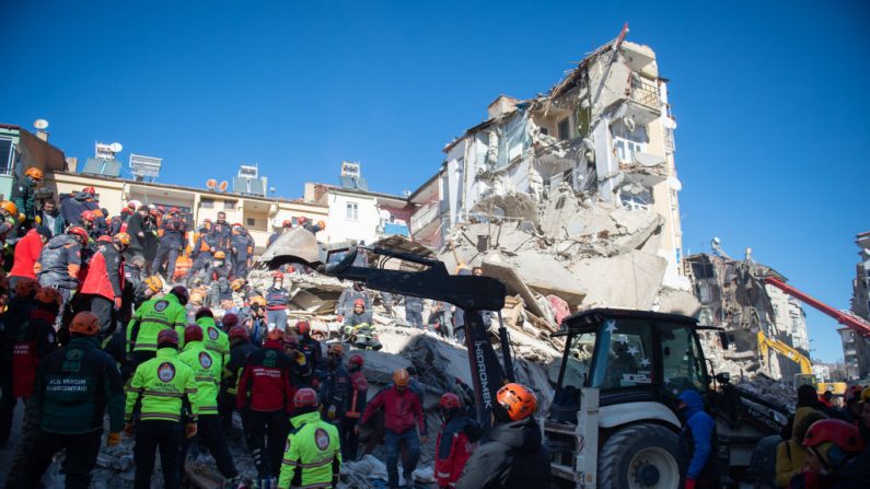 Los trabajadores de rescate trabajan en la escena de un edificio derrumbado el 25 de enero de 2020 en Elazig, Turquía. (Burak Kara / Getty Images)